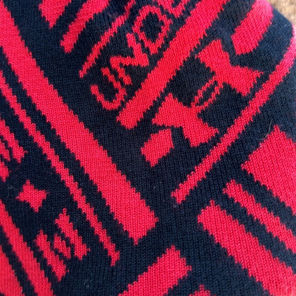 Under Armour Youth Knit Beanie UA LOGO ONE SIDE, BLACK & RED ABSTRACT OPPOSITE - Picture 4 of 10